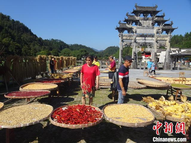 9月21日,安徽省黄山市黟县西递景区游客欣赏晒秋景色。 吴寿宜 摄