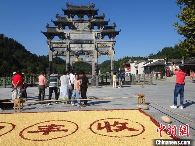 9月21日,安徽省黄山市黟县西递景区游客欣赏晒秋景色。 吴寿宜 摄